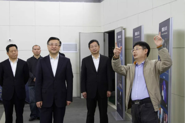 上海市委常委、市委政法委書記陳寅（中）、閔行區區委書記朱芝松（右二）、區委常委、政法委書記劉豫峰（左一）聽取上海三思總裁王鷹華（右一）介紹LED相關技術和產品