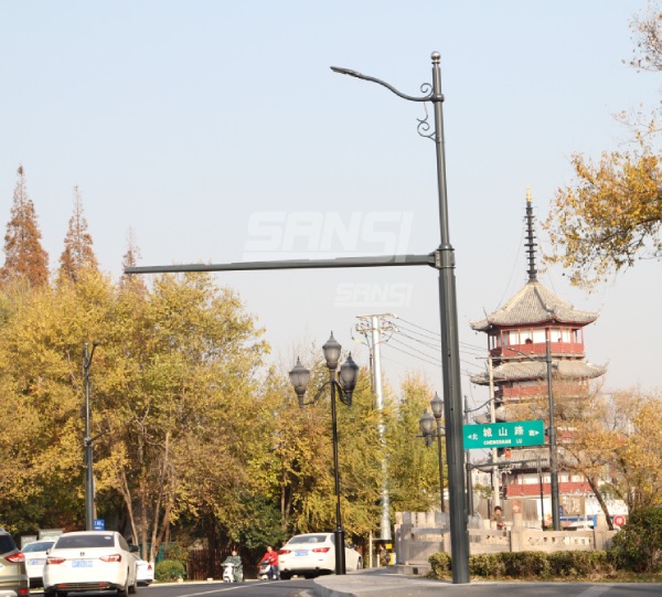 南通市區(qū)多桿合一:照明、監(jiān)控合桿(上海三思供應(yīng))