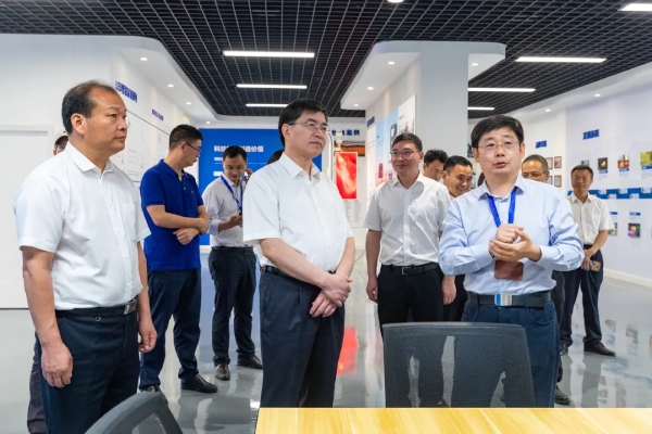 金華市委書記陳龍(中)、浦江縣委書記程天云(左)考察三思