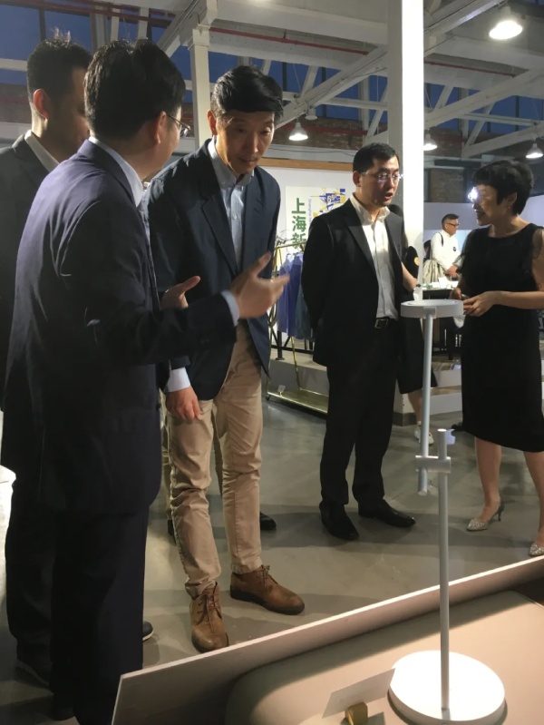 上海市市場監督管理局局長陳學軍(中)等領導