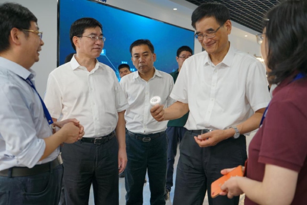 熊建平等領導一行仔細觀摩植物生長燈