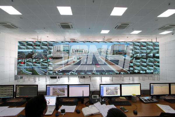 交通指揮中心,巨型LED大屏,實(shí)時(shí)路況,盡收眼底,指揮調(diào)度,精準(zhǔn)高效