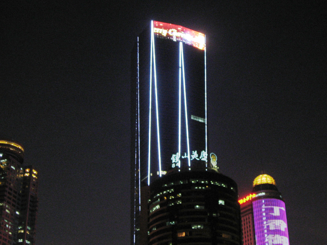 新百大廈筆直的樓體、流暢的光影線條，與周邊的建筑交相輝映，讓古樸的南京城更增一分時尚浪漫的氣質。